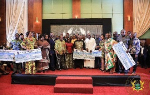 President Akufo-Addo and beneficiaries of the NEIP program