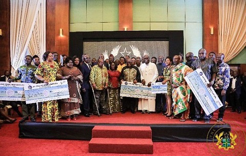 President Akufo-Addo and beneficiaries of the NEIP program
