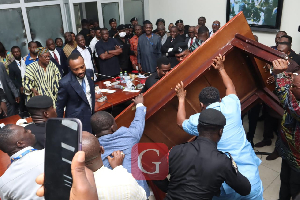 A photo of the chaos in the Chamber (photo credit: Grpahic online)