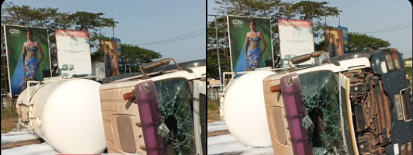 A picture of the overturned fuel tanker