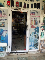 The bandits according to an eyewitness, ransacked and vandalized the mobile phone shop