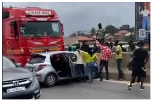 A screenshot of the incident involving the Toyota Vitz and the truck