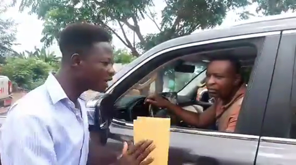 The polling station organizer talking to Chairman Wontumi (sited in his car)