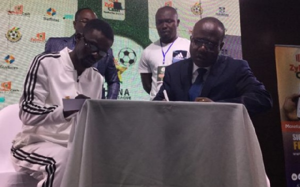 Zylofon Boss Nana Appiah Mensah signs the GFA deal with Kwasi Nyantakyi