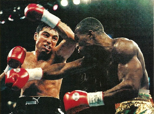 Dela Hoya faced off Ike Quartey in a competitive February 1999 bout