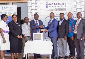Dr. Paul S-Nyantakyi of MDS-Lancet Lab handing over the cardiac monitor to Dr. Oheneba Danso of KATH