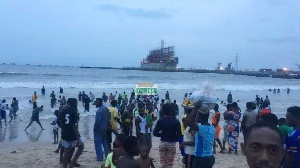 Tema Newtown residents take spiritual sea baths to reverse curse