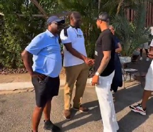 Dede Ayew (in black shirt) shook hands with Ibrahim Mahama