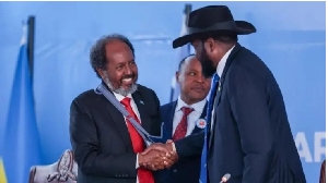 Somalia's President (L) shakes hands with South Sudanese counterpart  Salva Kiir