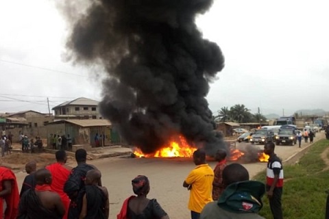 The youth blocked the road and burnt tyres to register their displeasure