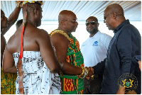 Daasebre Osei Bonsu III and President Mahama in a handshake
