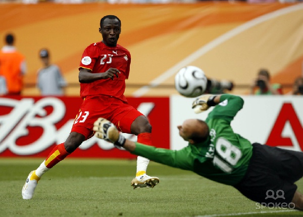 Haminu Draman watches his shot go past United States goalkeeper Kasey Keller