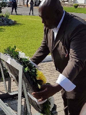 Kwabena Agyei Agyepong laying wreath in commemoration of the 35th Anniversary