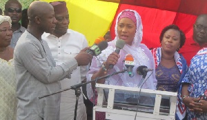 Samira Bawumia addressing the market women at Atonsu