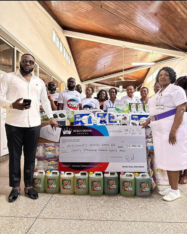 Prophet Eric Boahen, officials of the hospital facility during the presentation of the items