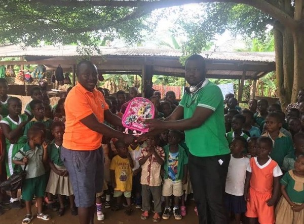 Among the items presented were bags, pens, color pens and other items