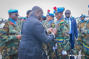 Mahamudu Bawumia decorating a member of the UN Peacekeeping force from Ghana