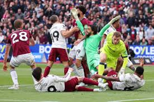 Foul on Arsenal's David Raya (in green jersey) led to cancellation of West Ham's goal