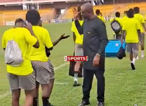 Kurt Okraku was seen shaking the players at the Accra Sports Stadium Kurt Okraku was seen shaking the players at the Accra Sports Stadium