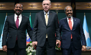 Turkish President (C) poses with Somali president (R) and Ethiopian president (L)