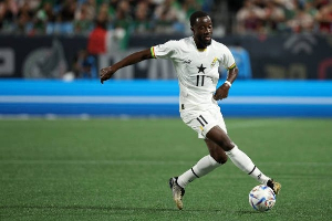 Elisha Owusu shows off skills ass he dribbles past México's defense