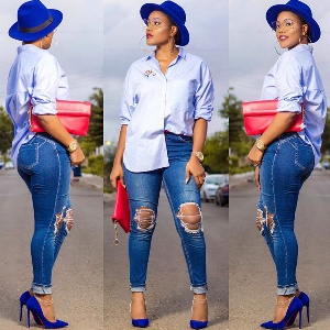 Akosua Vee rocking her destroyed jeans