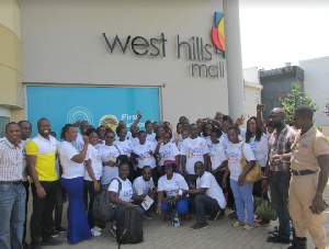 The teachers and officials of the mall in a group pose after the tour