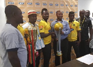 Asante Kotoko players present teams trophy to MTN officials