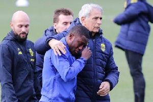 Waris being consoled by his manager,  Vahid Halilhodzic