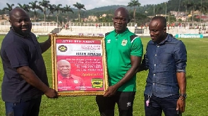 Issah Amadu being rewarded by some Kotoko fans