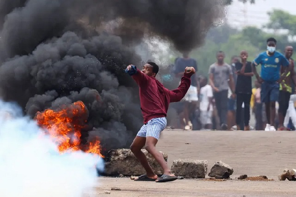 Protesters barricaded roads in Maputo