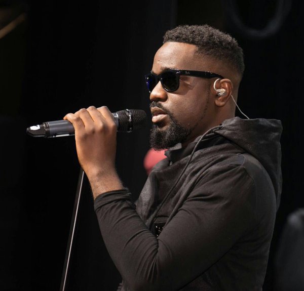 Sarkodie has called on road safety authority to ensure that all faulty roads are well constructed