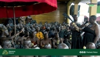 The new Nsutamanehen (with a sword) pledging allegeiance to the Asantehene (sitted with hand raised)