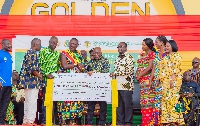 Akufo-Addo (middle) presents a cheque to the 2022 National Best Farmer