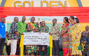 Akufo-Addo (middle) presents a cheque to the 2022 National Best Farmer