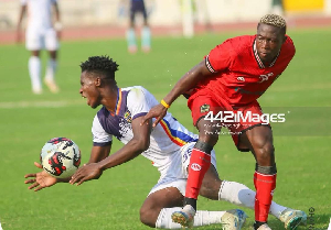 Justice Blay (R) in a duel with a player of Hearts of Oak