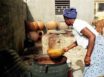 A woman brewing 'brukutu'
