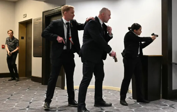 Agents draw their guns after loud bangs were heard during the White House correspondents' dinner