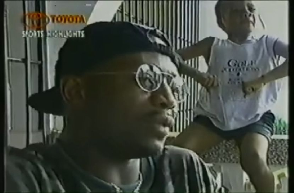 A young Dede Ayew flexing his muscles on the wall