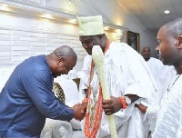 Former President John Dramani Mahama and Ooni of Ife, Enitan Ogunwusi at his palace