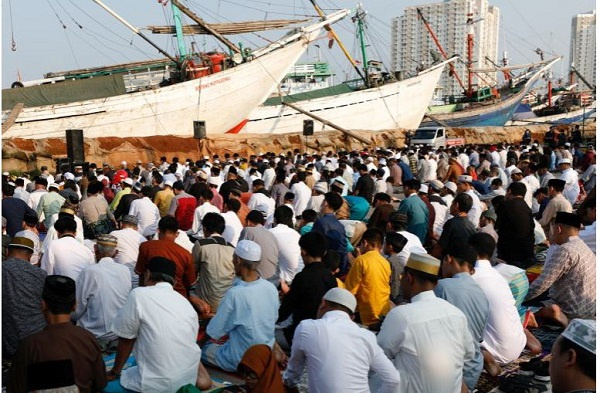 Some Muslims praying