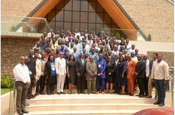 Participants, speakers and organizers in a group picture