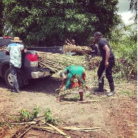 Ghanaian actor John Dumelo with some farmers (file photo)