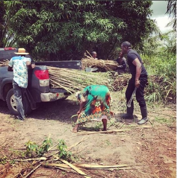 Ghanaian actor John Dumelo with some farmers (file photo)