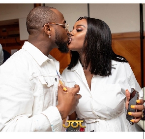 Davido Chioma Kissing.jfif