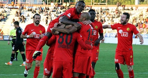 Jerry Akaminko with his Eskisehirspor teammates