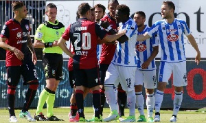 Sulley Muntari confronts the referee during Pescara's defeat at Cagliari