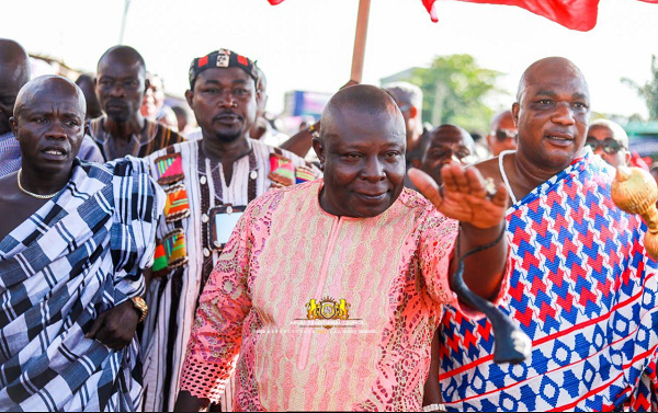 Torgbi Amenya Fiti V (middle) with his hands up