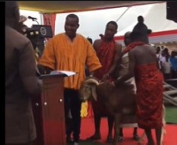 NPP Ashanti Regional Chairman Wontumi receiving the ram on behalf of President Akufo-Addo