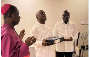 Rev. Victor Kusi Boateng (middle) praying over Bawumia's nomination forms